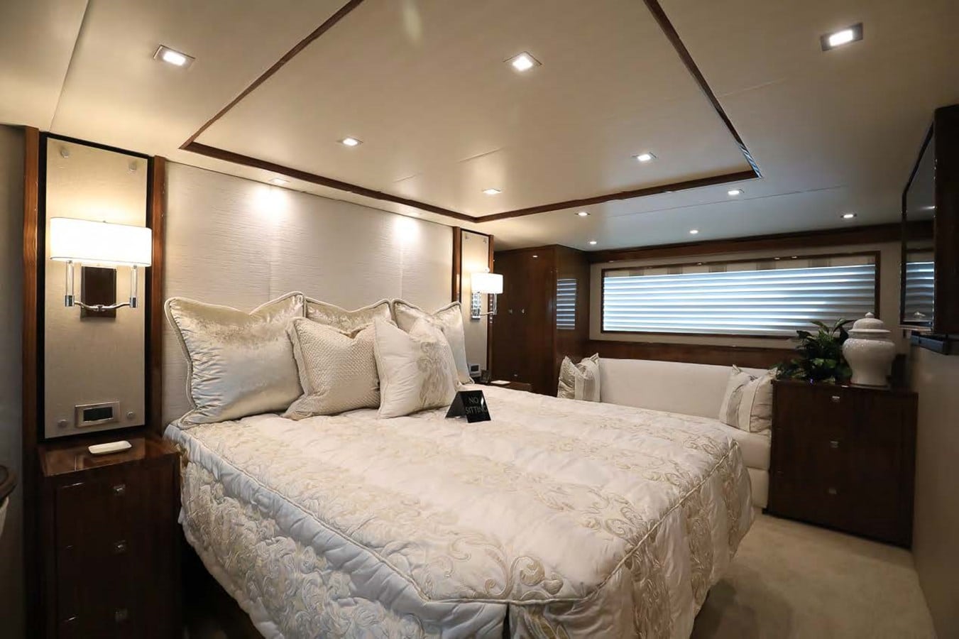 2018 Viking 75 Motor Yacht Bedroom