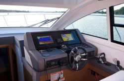 Cruisers 46 Cantius helm